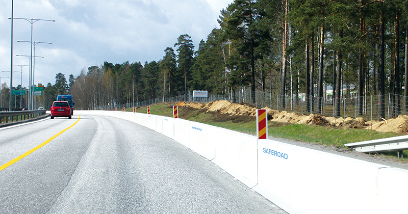 Bild på betongbarriären DELTABLOC 65S utställd längs väg