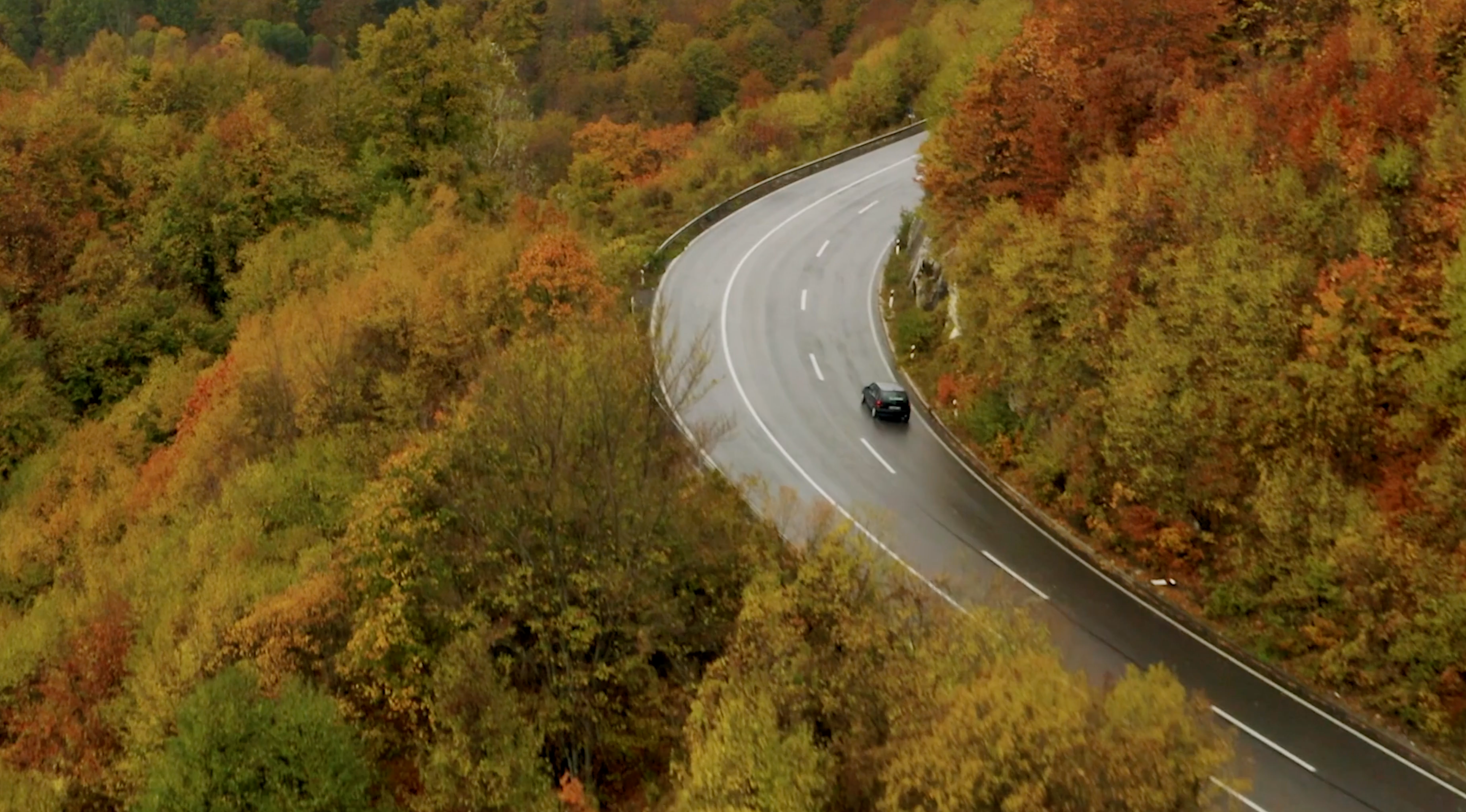 Trafiksäkerheten är viktig ute på vägarna - En bil som kör på en väg