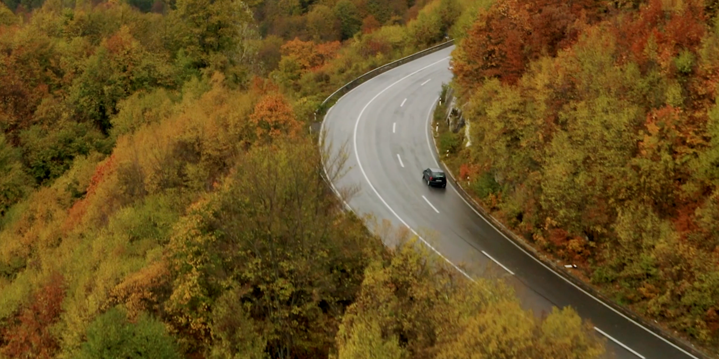 Trafiksäkerheten är viktig ute på vägarna - En bil som kör på en väg