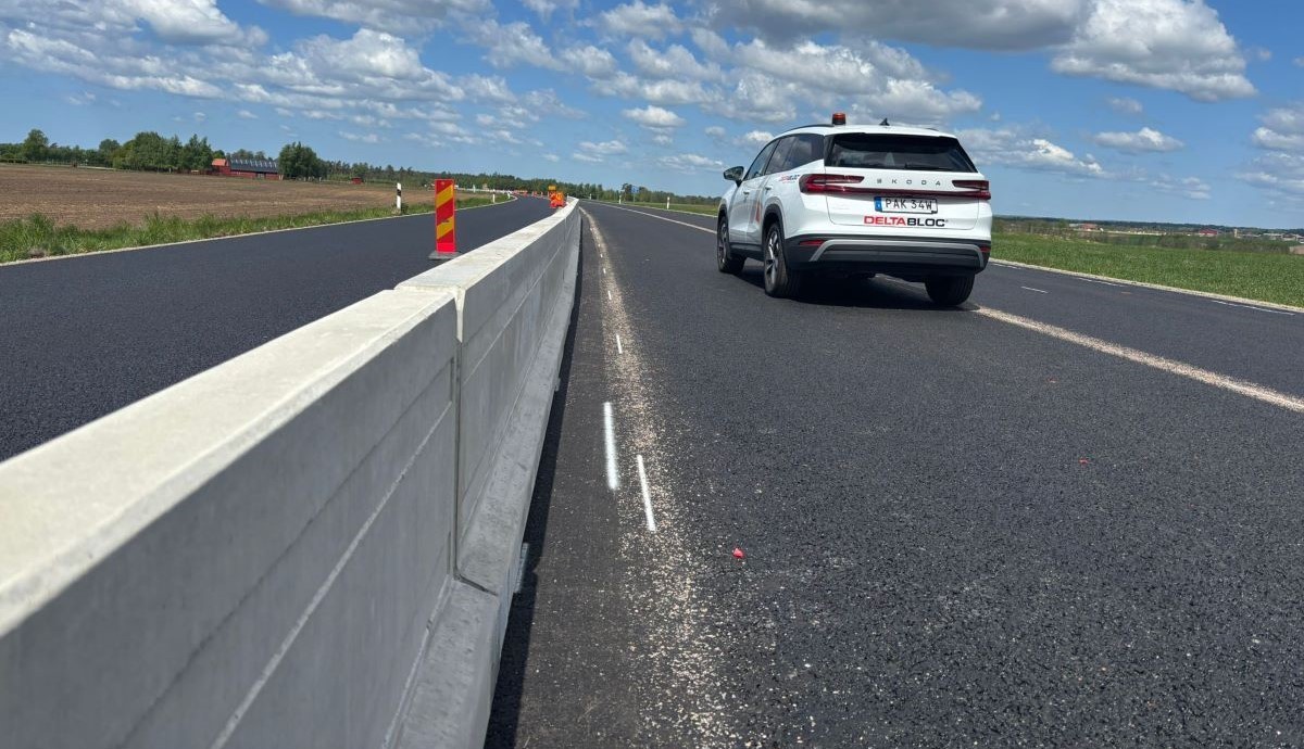 Skyddsbarriär i betong delar ett körfält i två delar på en väg med personbil