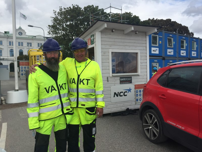 Två vakter framför en vaktkur