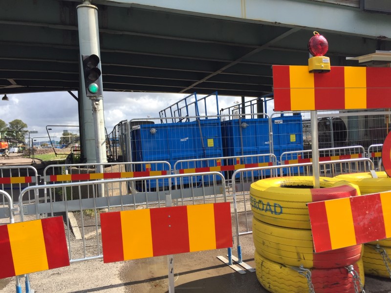 Trafikbuffert, kravallstaket och trafiksignaler på arbetsplatsområde