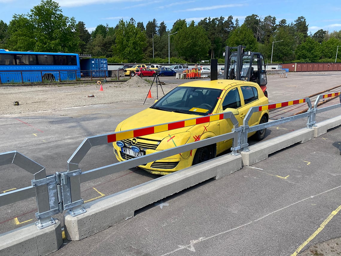 Bilen kör in i TA-balken vid krocktestet på VTI