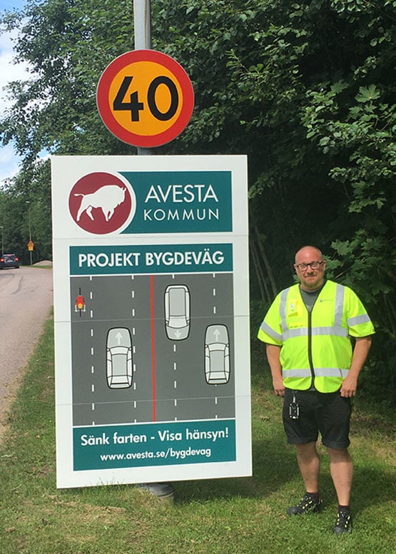 Bild på skylt som förklarar hur man kör på en bygdeväg