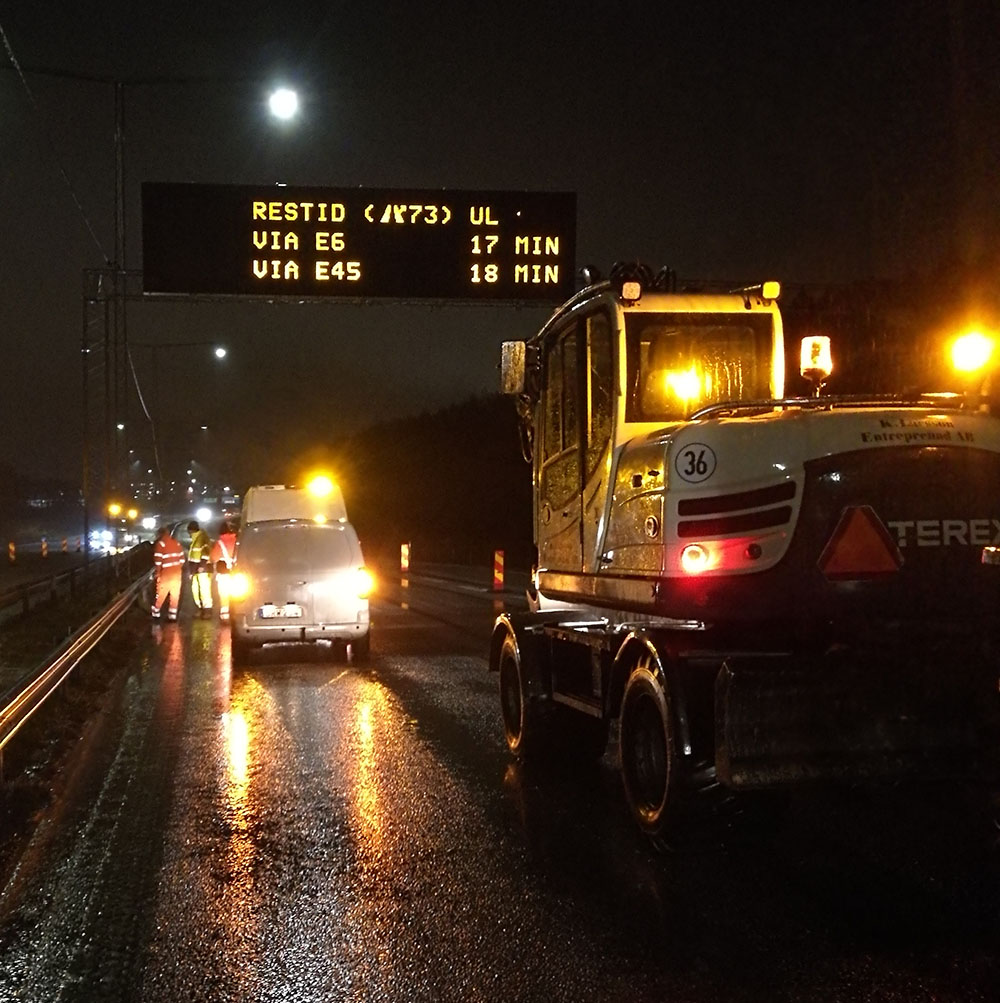 Bild på montage av digital skylt i trafikportal