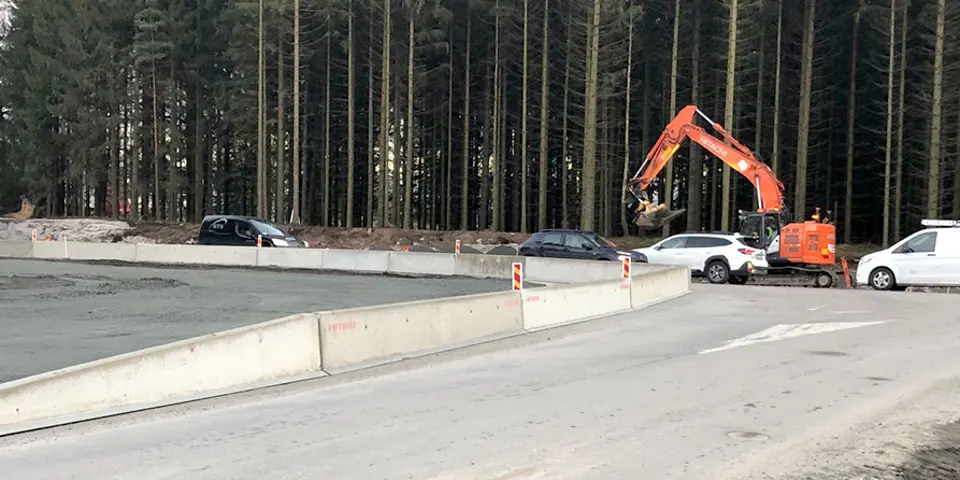 Betongbarriärer på rad sammankopplade i vinkel med Flexcorner